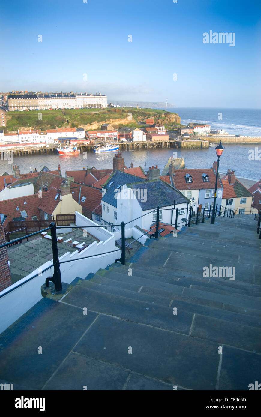 Ein Blick auf die alte Stadt von Whitby in Richtung der Küste von North Yorkshire. Stockfoto