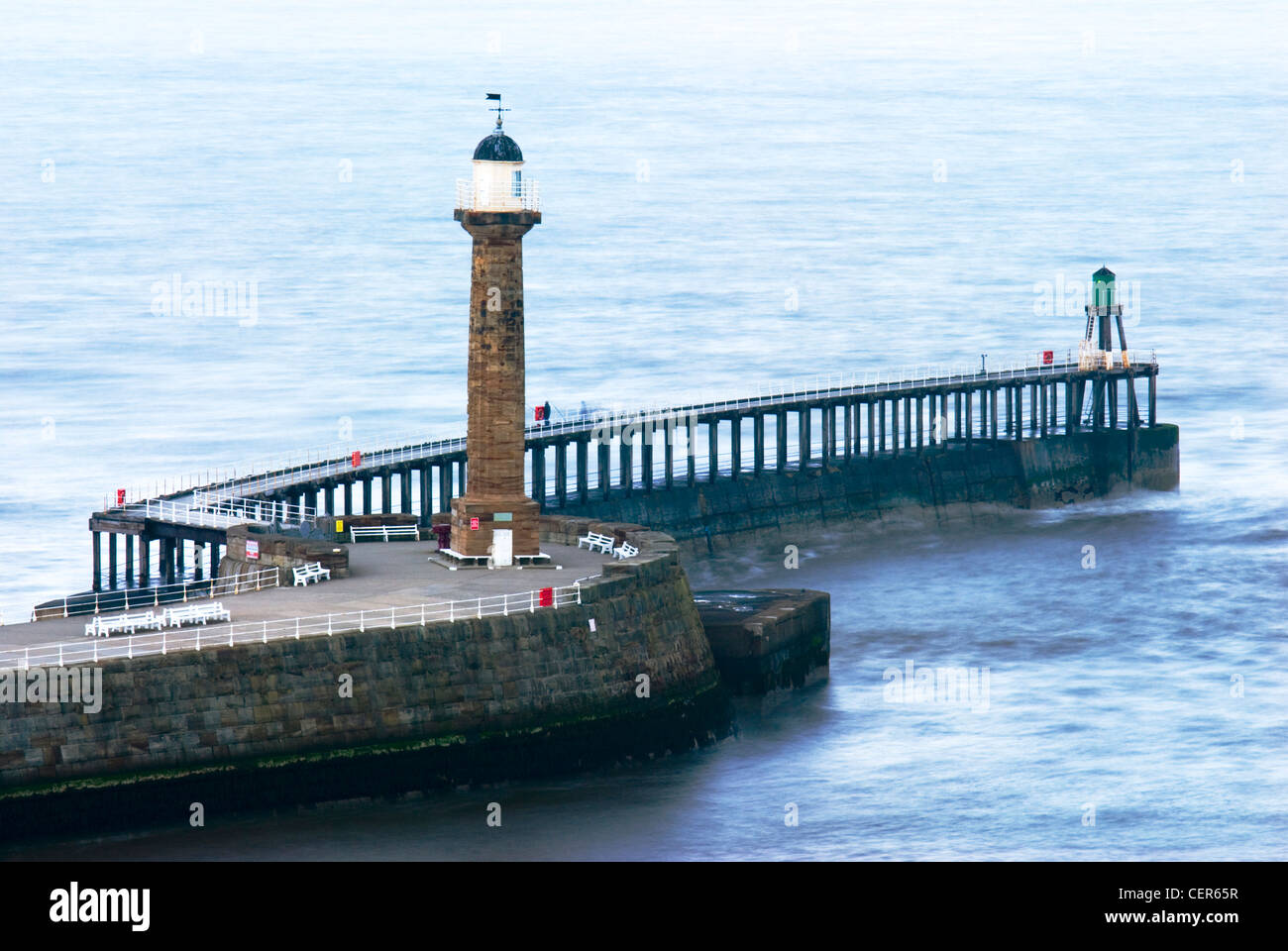 Die Hafeneinfahrt in Whitby an der Küste von North Yorkshire in der Abenddämmerung. Stockfoto