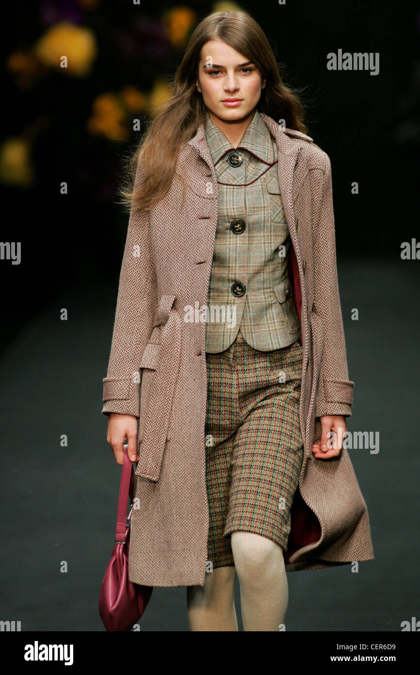 Betty Jackson London bereit zu tragen-Herbst-Winter-Tweed Mantel, Hose und  Scheck drucken Stockfotografie - Alamy