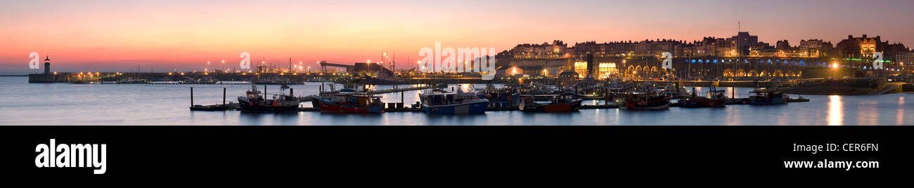 Einen Panoramablick auf Ramsgate Hafen und Yachthafen in der Abenddämmerung. Stockfoto