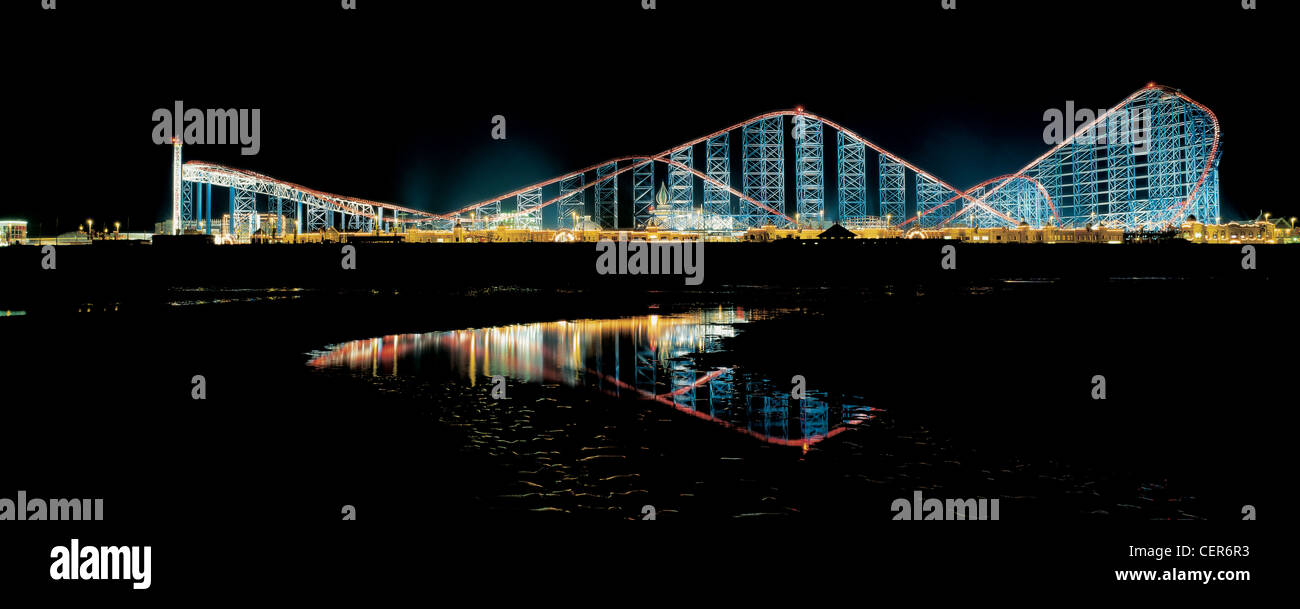 Der Big One Achterbahn in der Nacht in Blackpool. Stockfoto