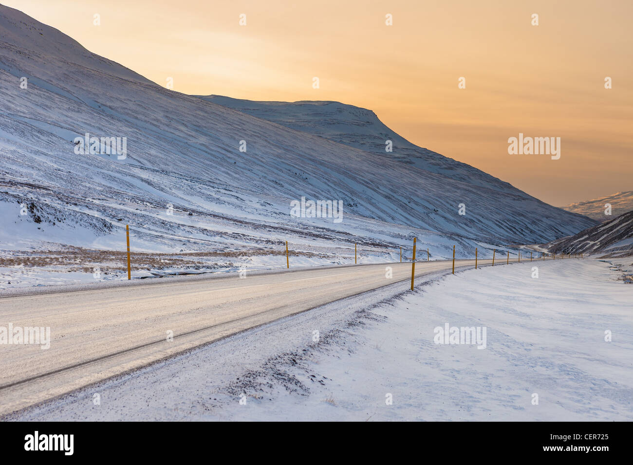 Verschneite Straße, Skagafjördur, Island Stockfoto
