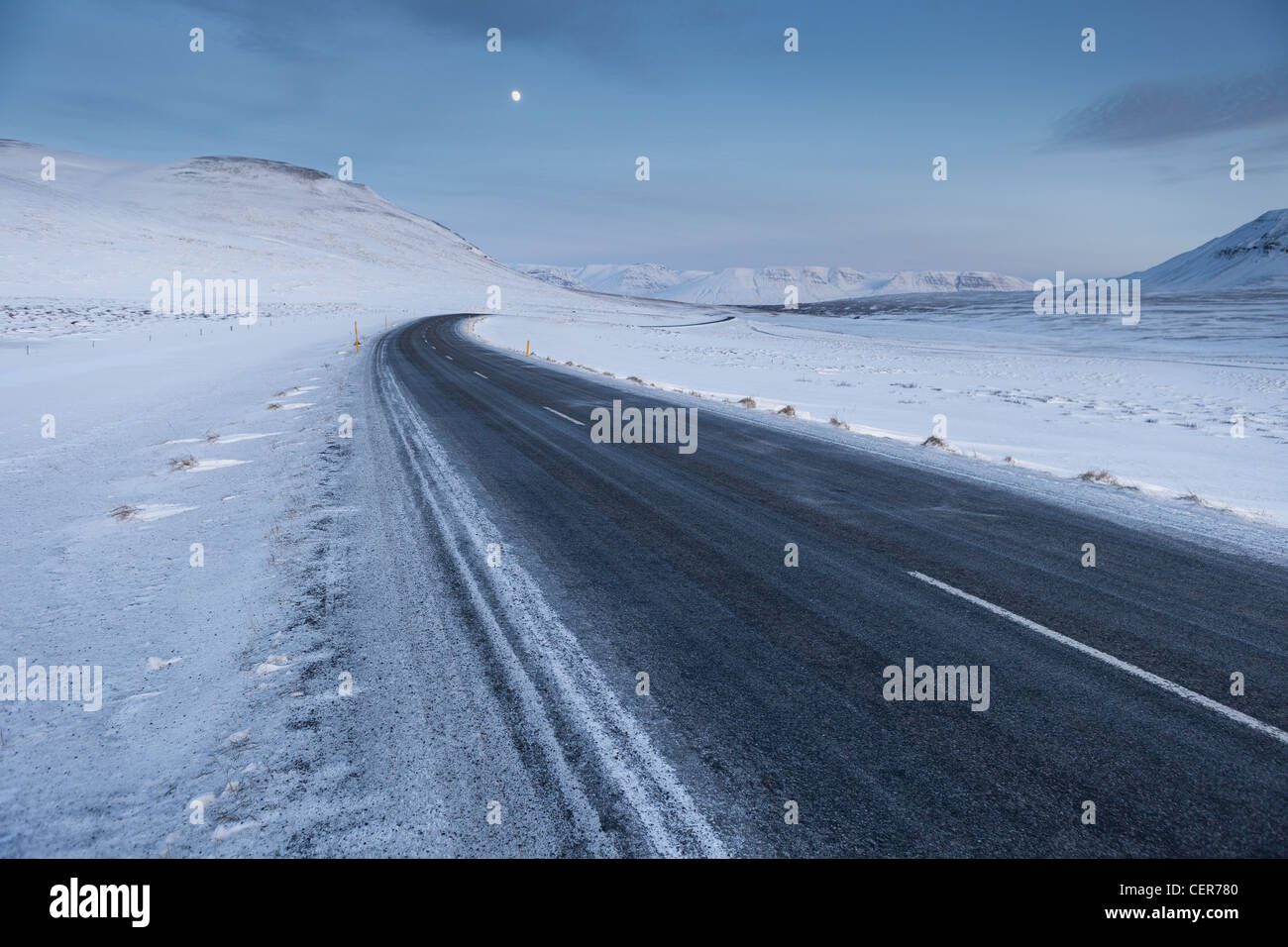 Verschneite Straße, Skagafjördur, Island Stockfoto