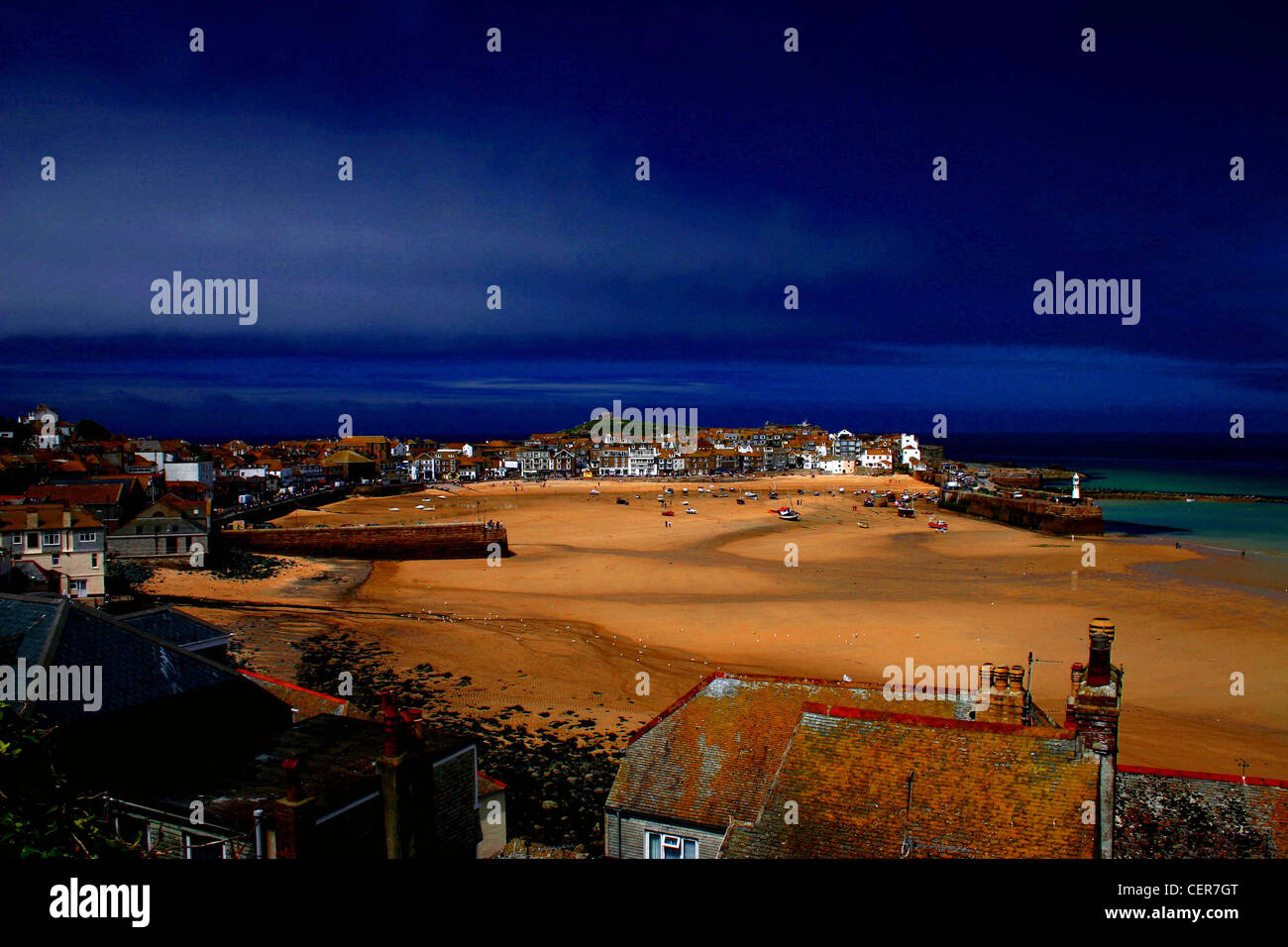 Ein Blick über den Strand in Richtung St. Ives. Einst eine blühende Stadt zu Angeln, der wichtigste Wirtschaftszweig ist jetzt Tourismus. Stockfoto
