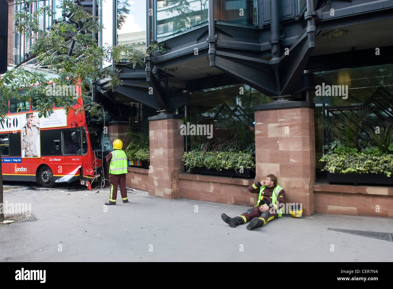 Bus-Absturz in der Nähe von St. Pauls Cathedral. Unterwegs in London entfallen mehr als ein Drittel aller Pkw-Fahrten in Großbritannien Stockfoto