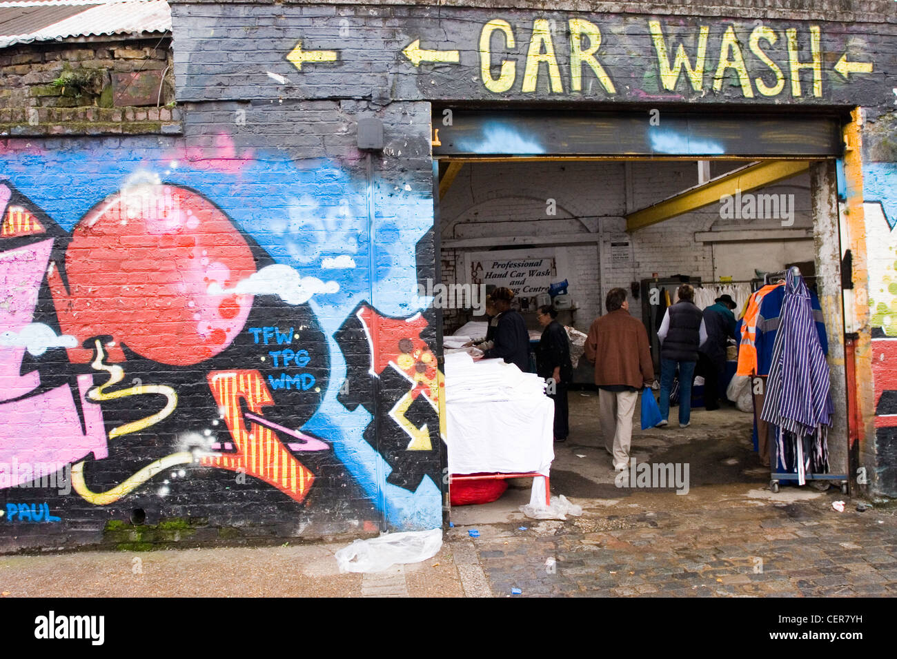East End Markt Mit Graffiti Das Wort Graffiti Ist Der Plural Von Graffito Und Stammt Aus Dem Italienischen Wort Graffiato Stockfotografie Alamy