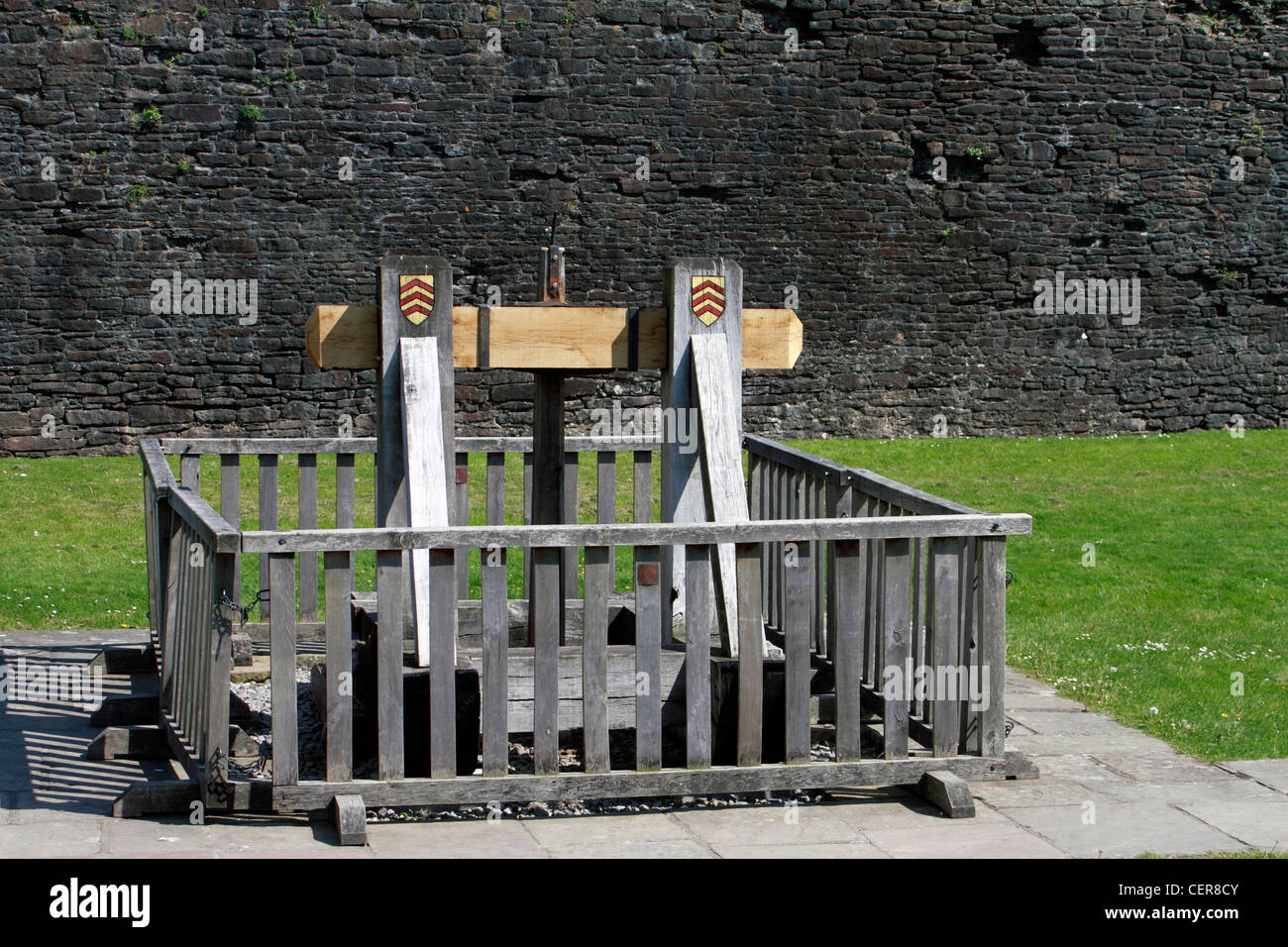Caerphilly Castle - ein Mangonel (abgeleitet von griechisch-lateinische Wort Manganon, Bedeutung "Motor des Krieges"). Eine bestimmte Art von Katapult oder Belagerung Motor in der mittelalterlichen Periode verwendet, um Projektile auf Mauern des Schlosses zu werfen. Eine viel geringere Tragectory und höhere Geschwindigkeit des Projektils. Stockfoto