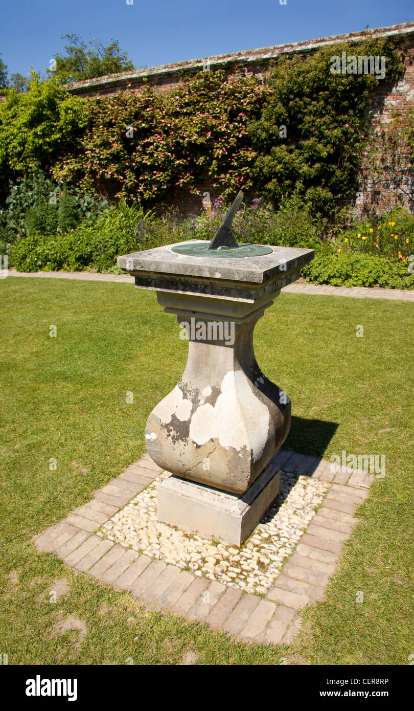 Eine Sonnenuhr montiert auf einem Sockel in die Lost Gardens of Heligan. Stockfoto