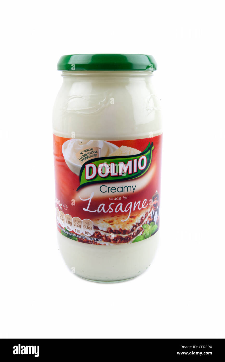 Lasagne-Sauce in einem Glas isoliert auf weißem Hintergrund Stockfoto