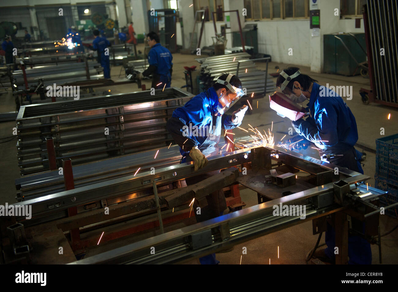 Mitarbeiter machen Sicherheitstüren in einer Fabrik von Wang Li Gruppe in Yongkang, Zhejiang, China. 8. November 2011 Stockfoto