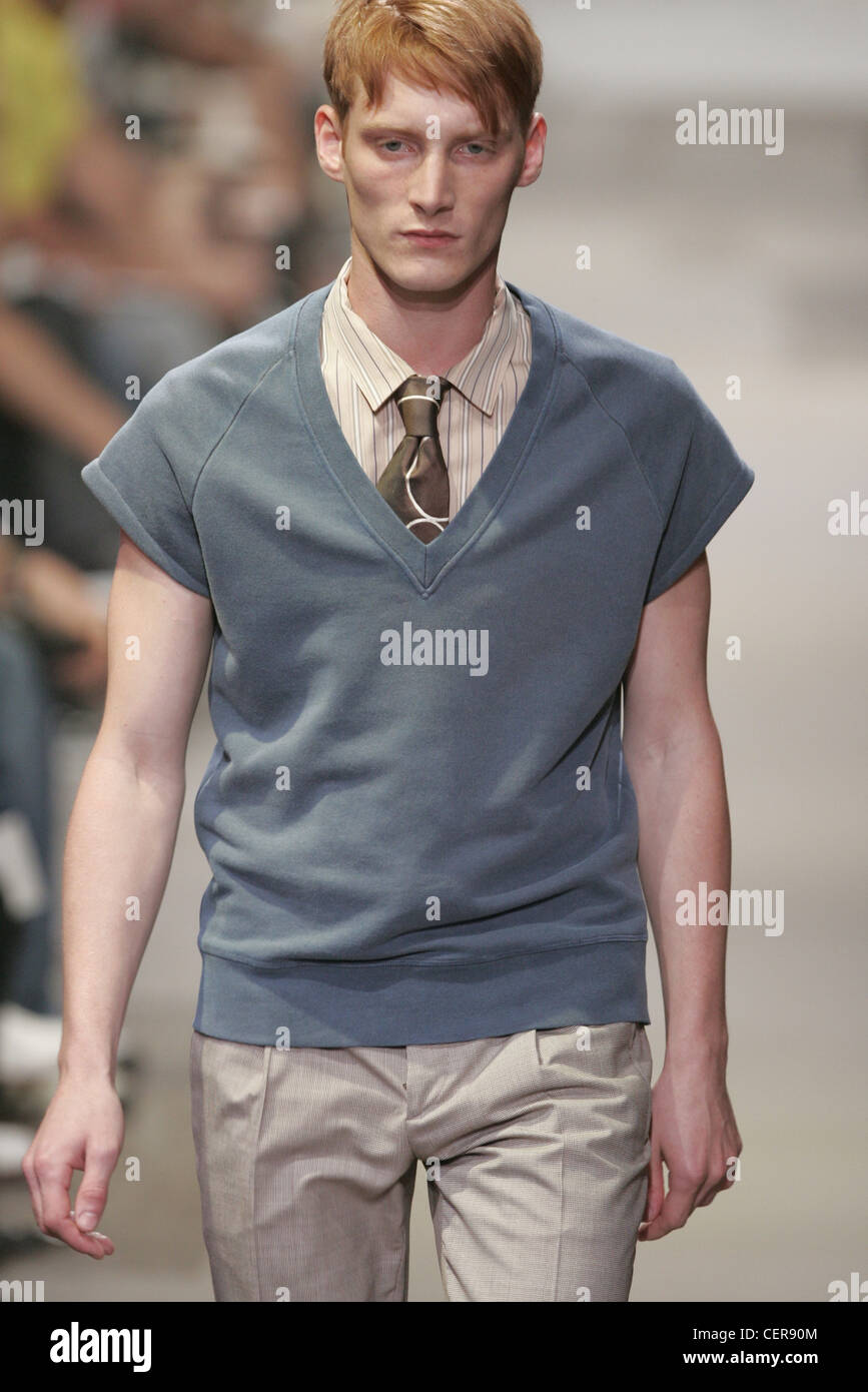 Prada Mailand Menswear S S männliche trug graue V Hals Tank-Top über Biege  Shirt unscharfer Zuschauer im Hintergrund Stockfotografie - Alamy