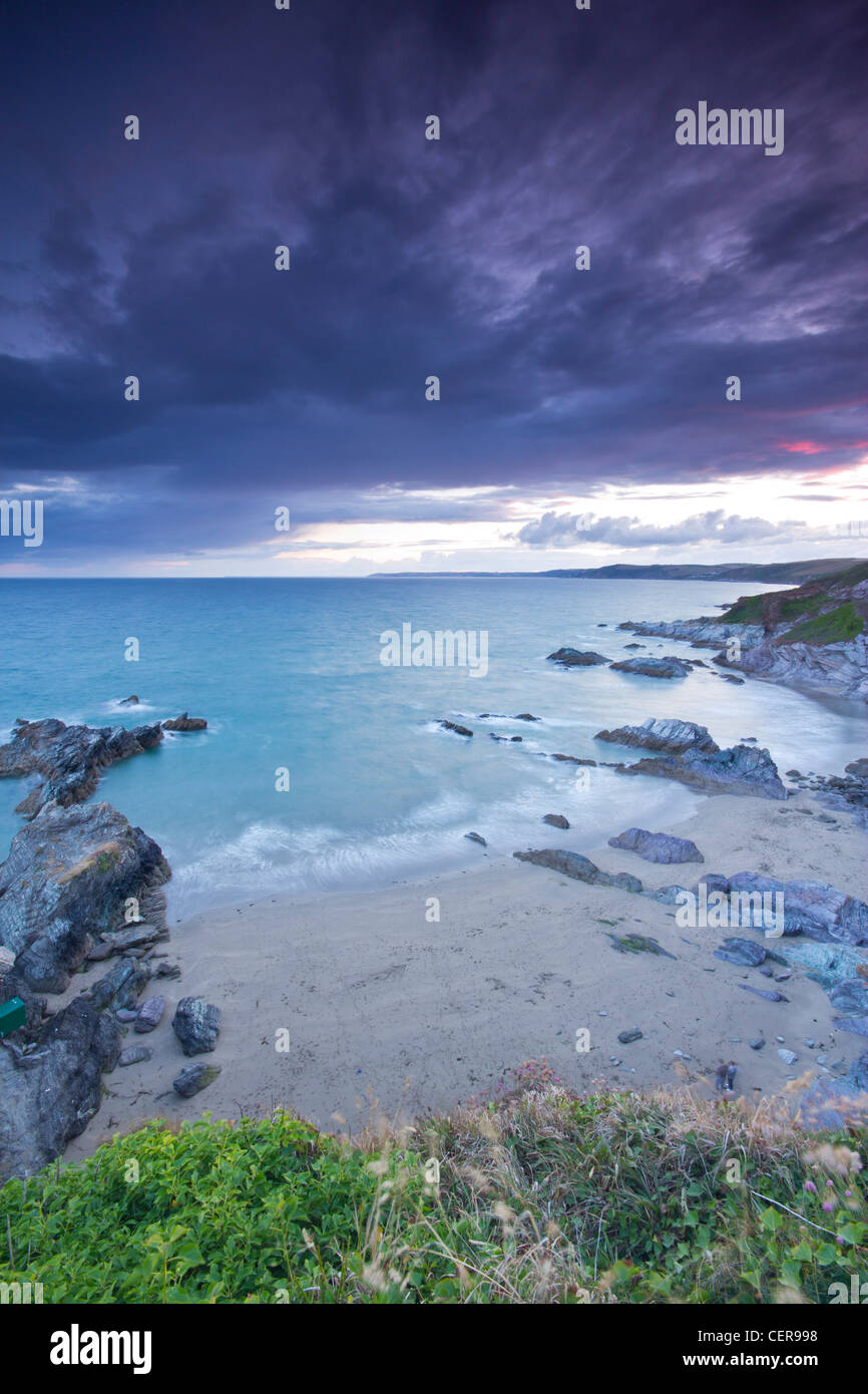 Sonnenuntergang und Gewitterwolken über Whitsand Bay Cornwall UK Stockfoto