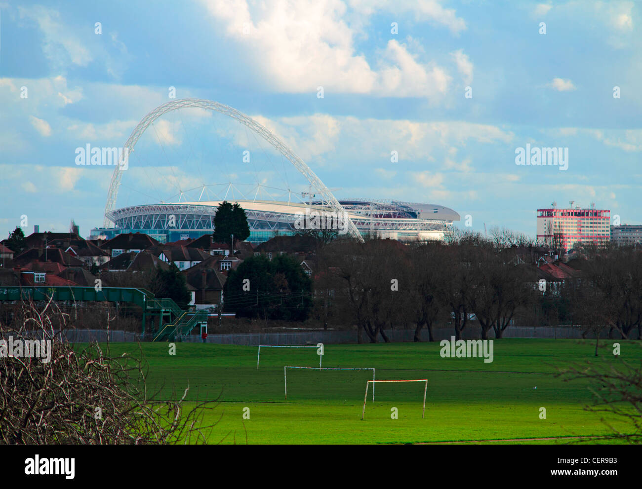 Wembley-Stadion dominiert die Skyline von Nordwesten von London vom Northwick Park aus gesehen. Stockfoto