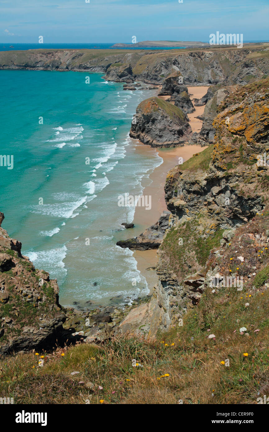 Zerklüftete Küste und Klippen in der Nähe von Carnewas und Bedruthan Steps in North Cornwall. Stockfoto