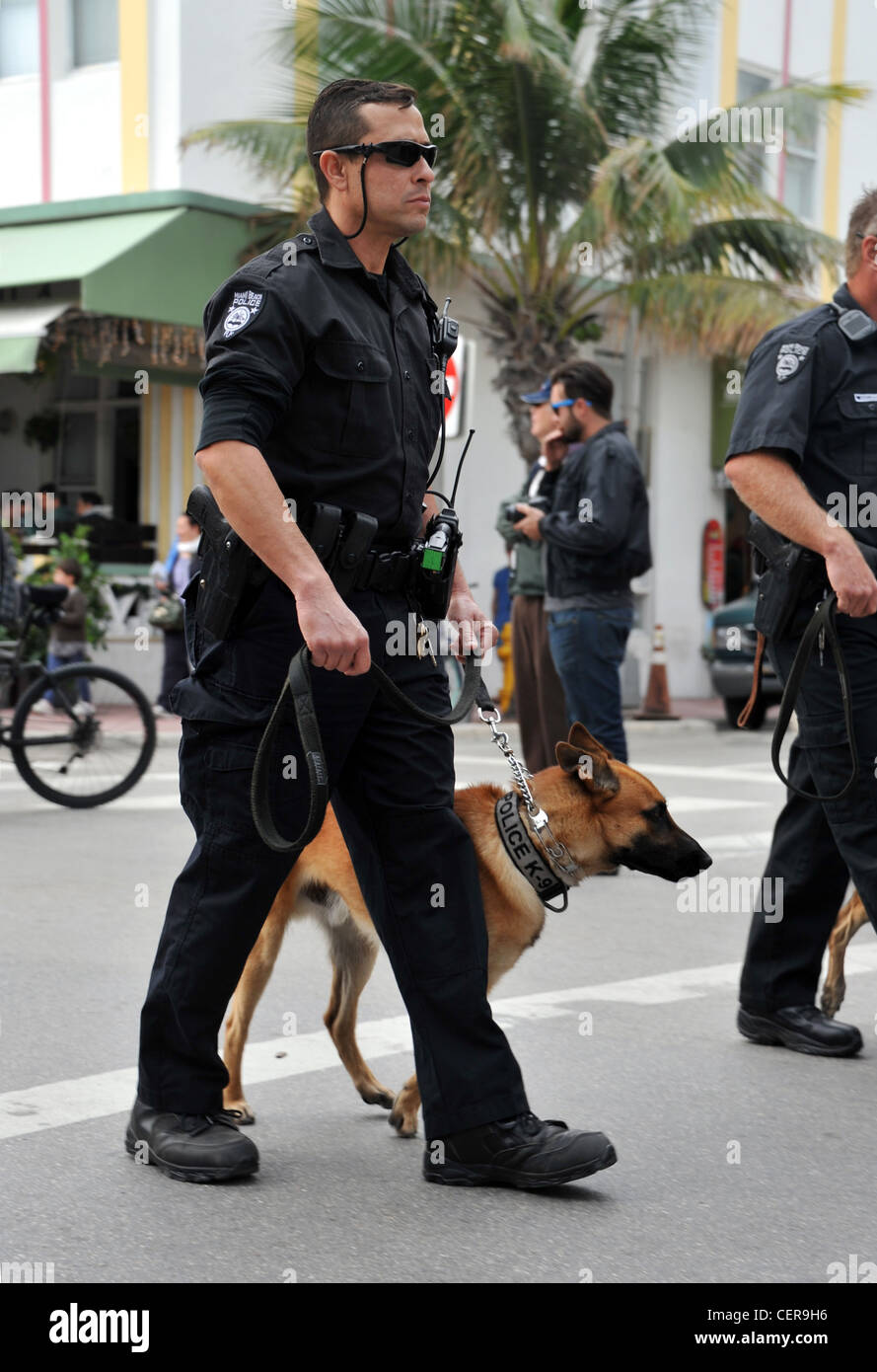 Polizist und Hund, Miami, Florida, USA Stockfoto