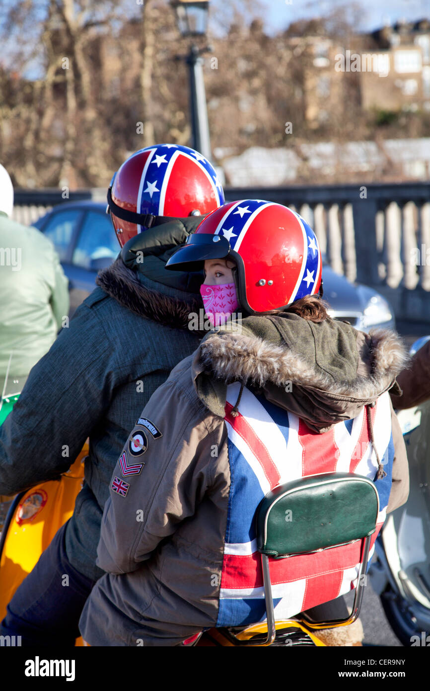 Jugend- und Erwachsenenbildung auf Lambretta Roller Fahrt über Richmond Bridge Stockfoto