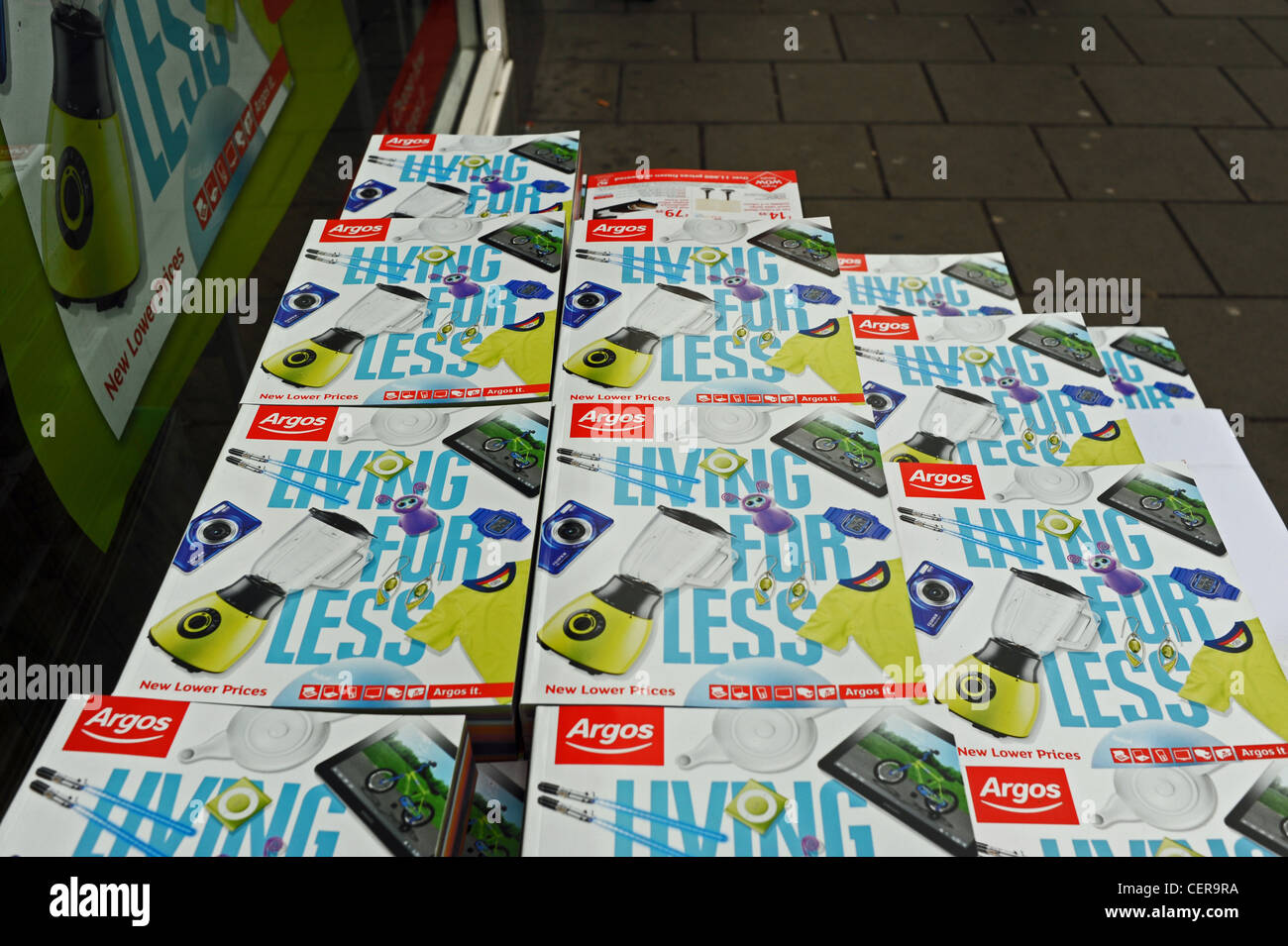 Argos-Retail-Shop Kataloge in einem Haufen außerhalb eines Ladens in Brighton UK Stockfoto