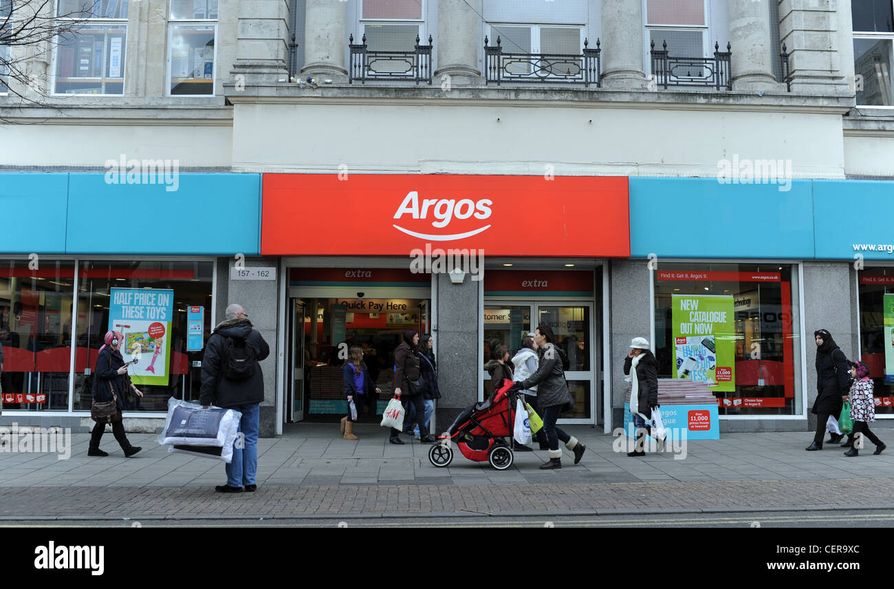 Käufer außerhalb der Argos Katalog laden in Western Road Brighton UK Stockfoto