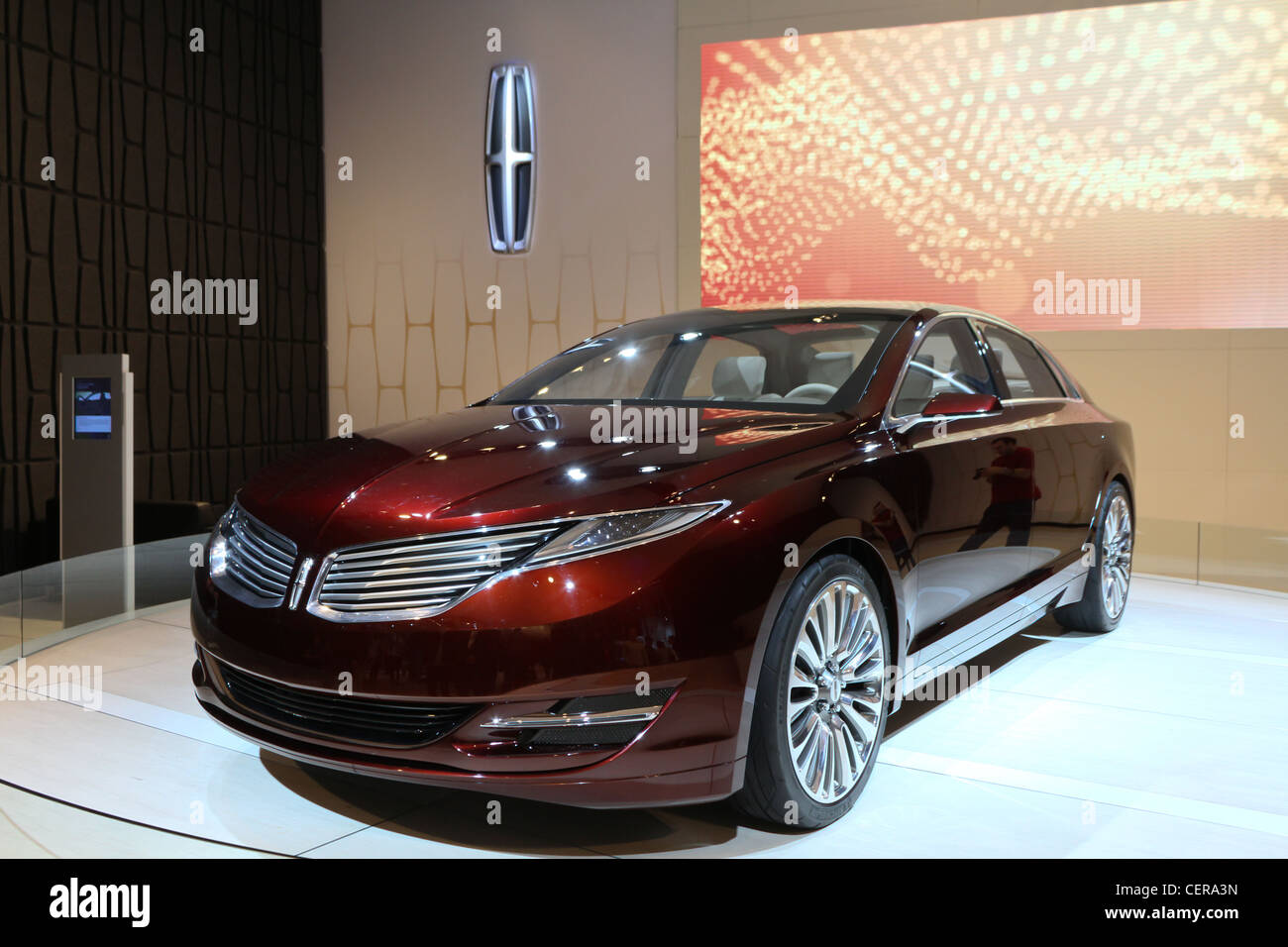 rote Luxus teuren Sport-Limousine Lincoln mks 2013 Stockfoto