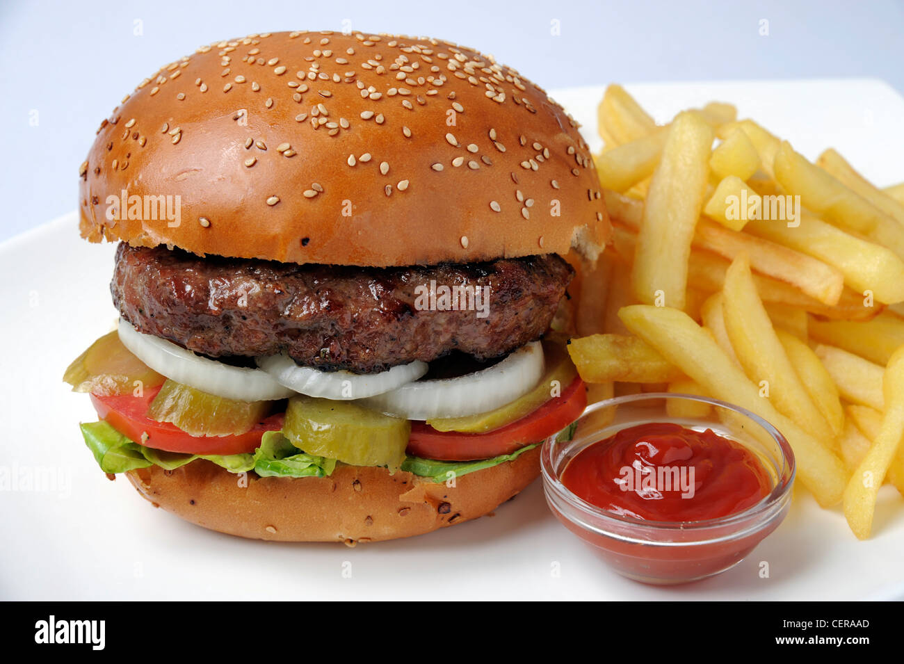 Hamburger mit Pommes Frites und ketchup Stockfotografie Alamy