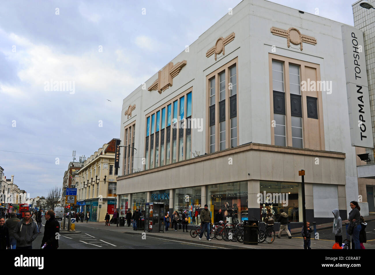 Primark Kaufhaus im Stil des Art déco Gebäude Western Road Brighton UK Stockfoto