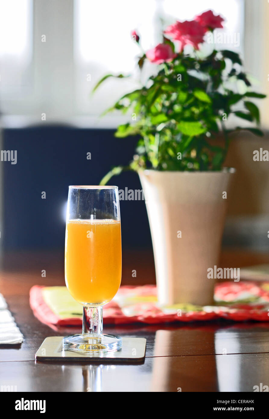 Glas Orangensaft im modernen Stil Champagne flute Stockfoto