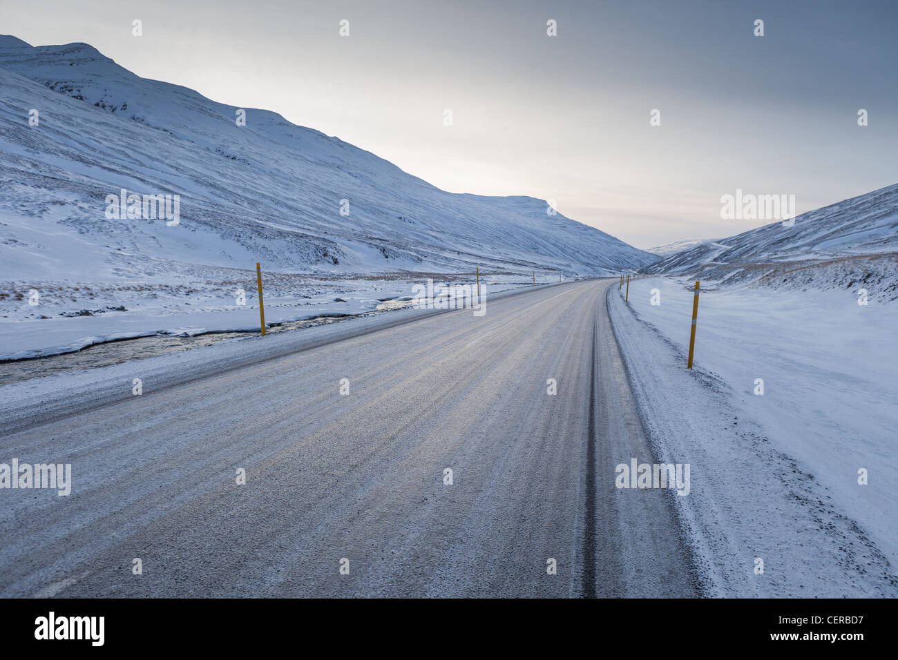 Verschneiten Winter-Straße, Skagfajordur, Island Stockfoto