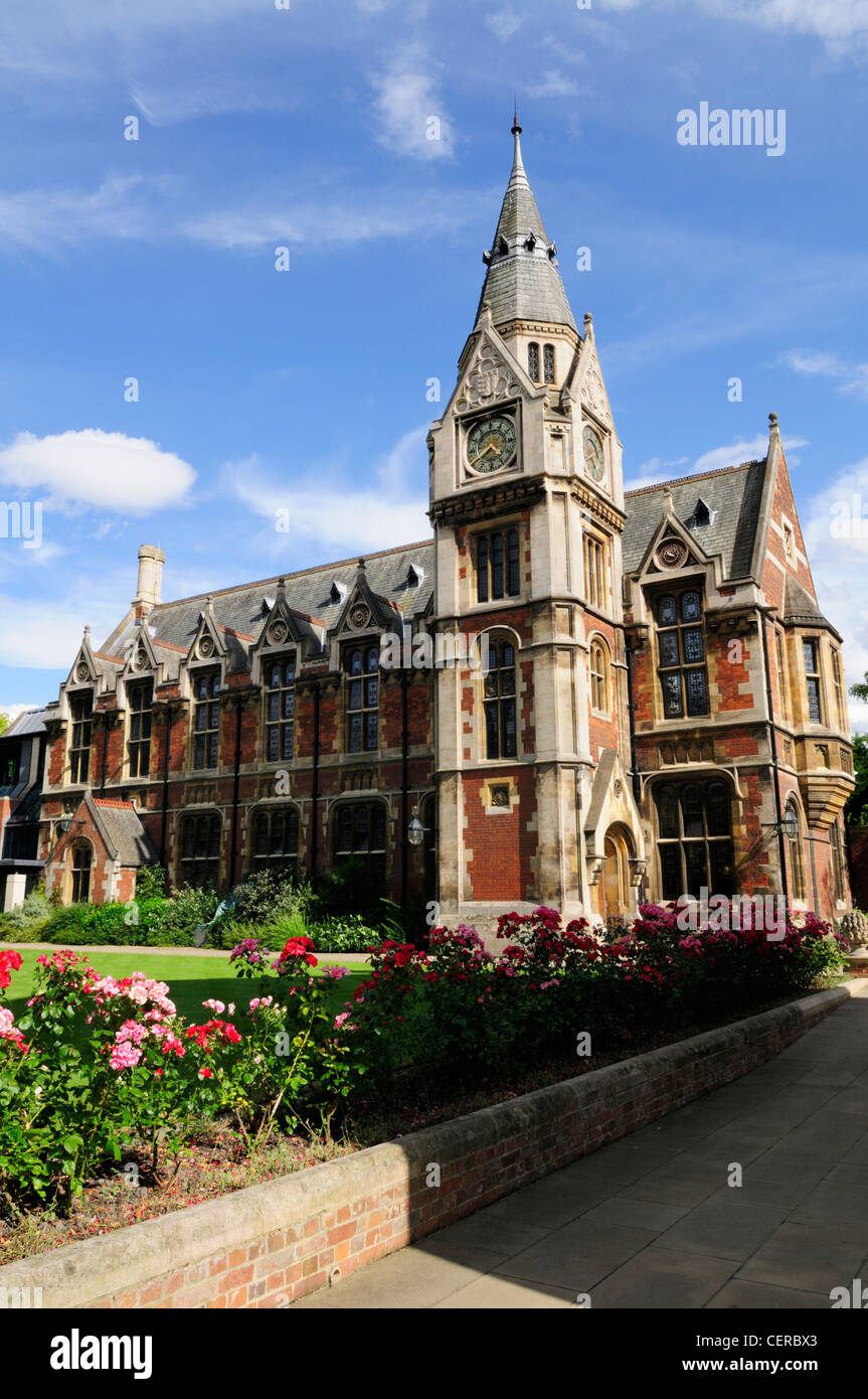 Die Universitätsbibliothek und Uhrturm am Pembroke College, von Alfred Waterhouse entworfen und fertiggestellt im Jahre 1879. Pembroke College Stockfoto