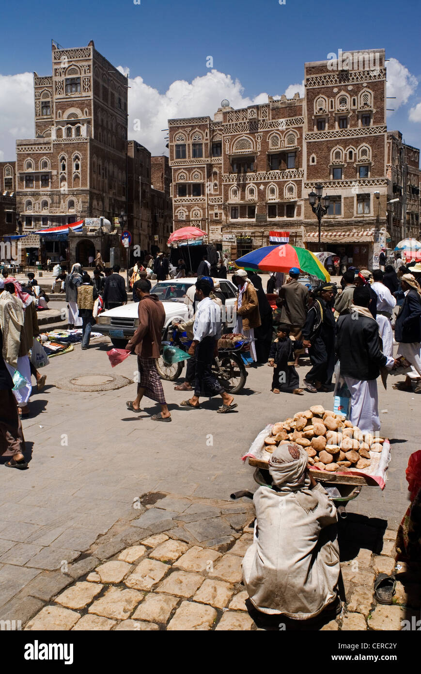 Platz in der Altstadt von Sana'a, einem UNESCO-Weltkulturerbe, Jemen, Westasien, Arabische Halbinsel. Stockfoto