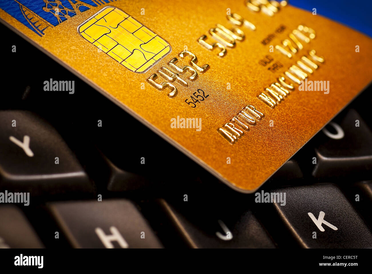 Makro von vier Kreditkarte auf einer Computertastatur. Elektronische Online-Zahlung Stockfoto