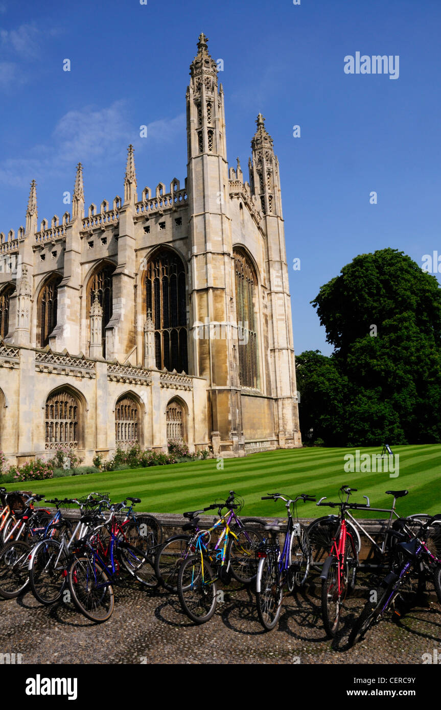Fahrräder parkten außerhalb Kings College Chapel, eines der berühmtesten Gebäude der Welt und ist ein herrliches Beispiel der späten G Stockfoto