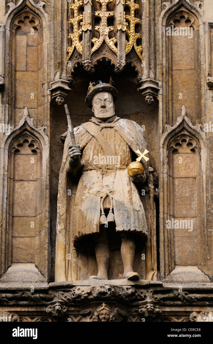Statue von Heinrich VIII. ein Tischbein, über das große Tor, Haupteingang der Hochschule zu halten. Trinity College ist ein constituen Stockfoto