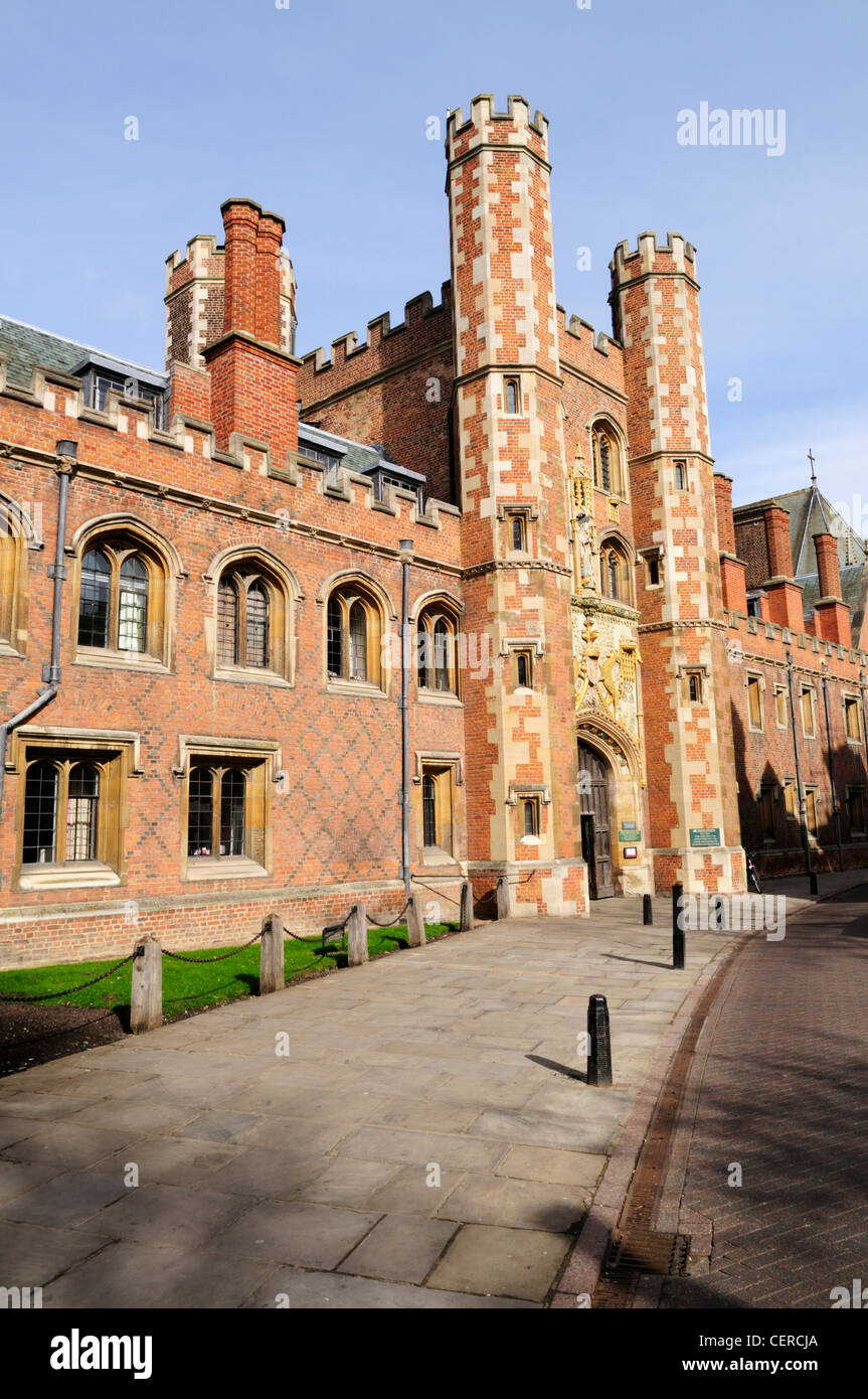 Weg zu The Great Gate von Str. Johns Hochschule, einem konstituierenden College der University of Cambridge. Stockfoto