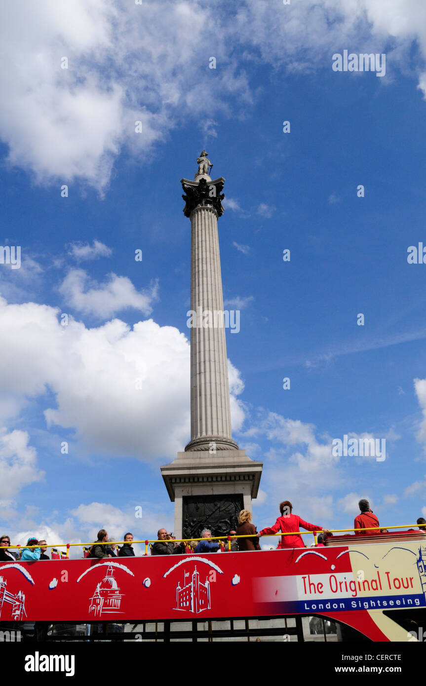 Touristen auf ein Cabrio-Sightseeing-Tour-Bus am Nelson Säule auf dem Trafalgar Square. Stockfoto