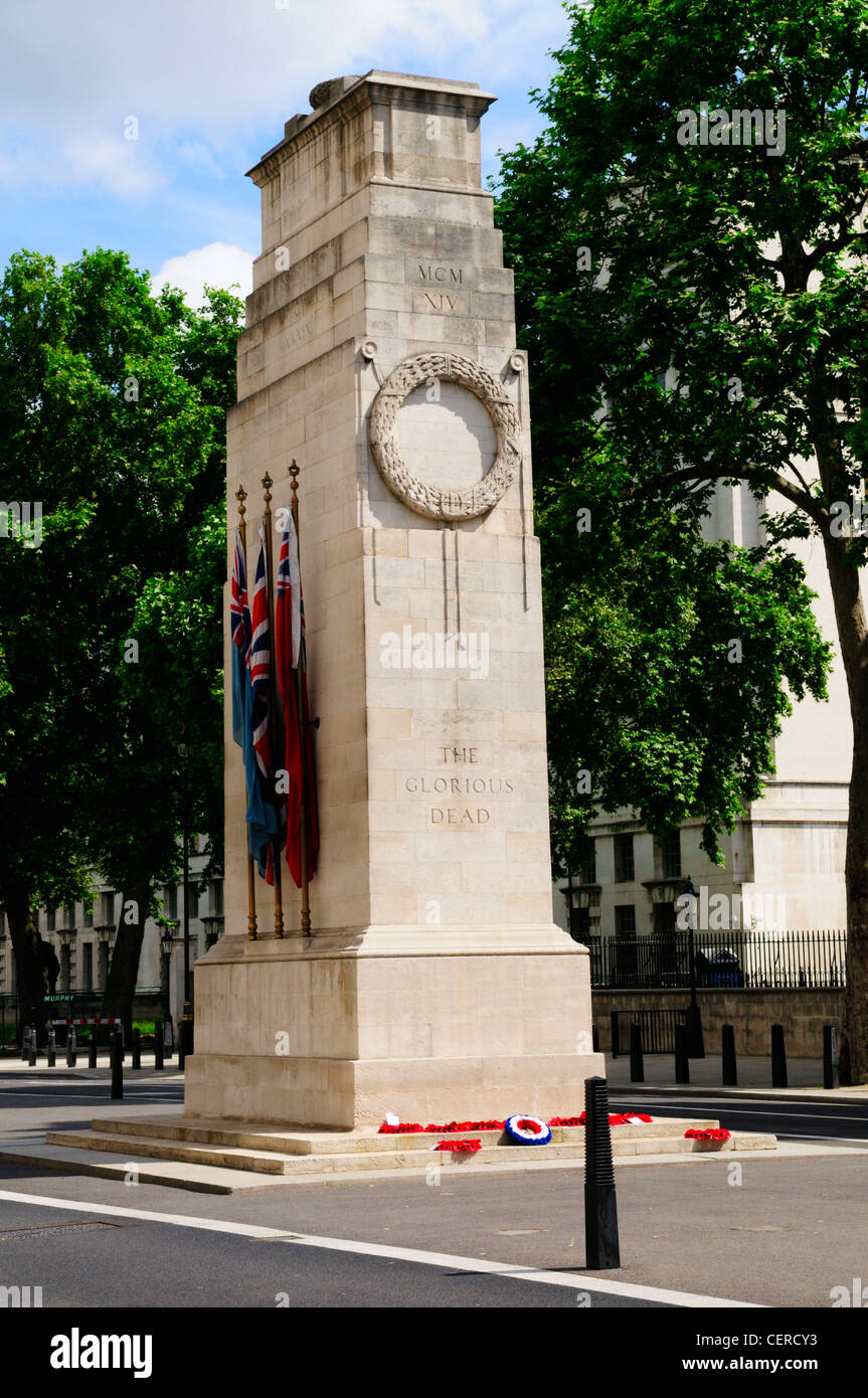 Das Ehrenmal Ehrenmal in Whitehall zum Gedenken an die Opfer des ersten Weltkrieges aber verwendet, um britische Servicem Gedenken Stockfoto