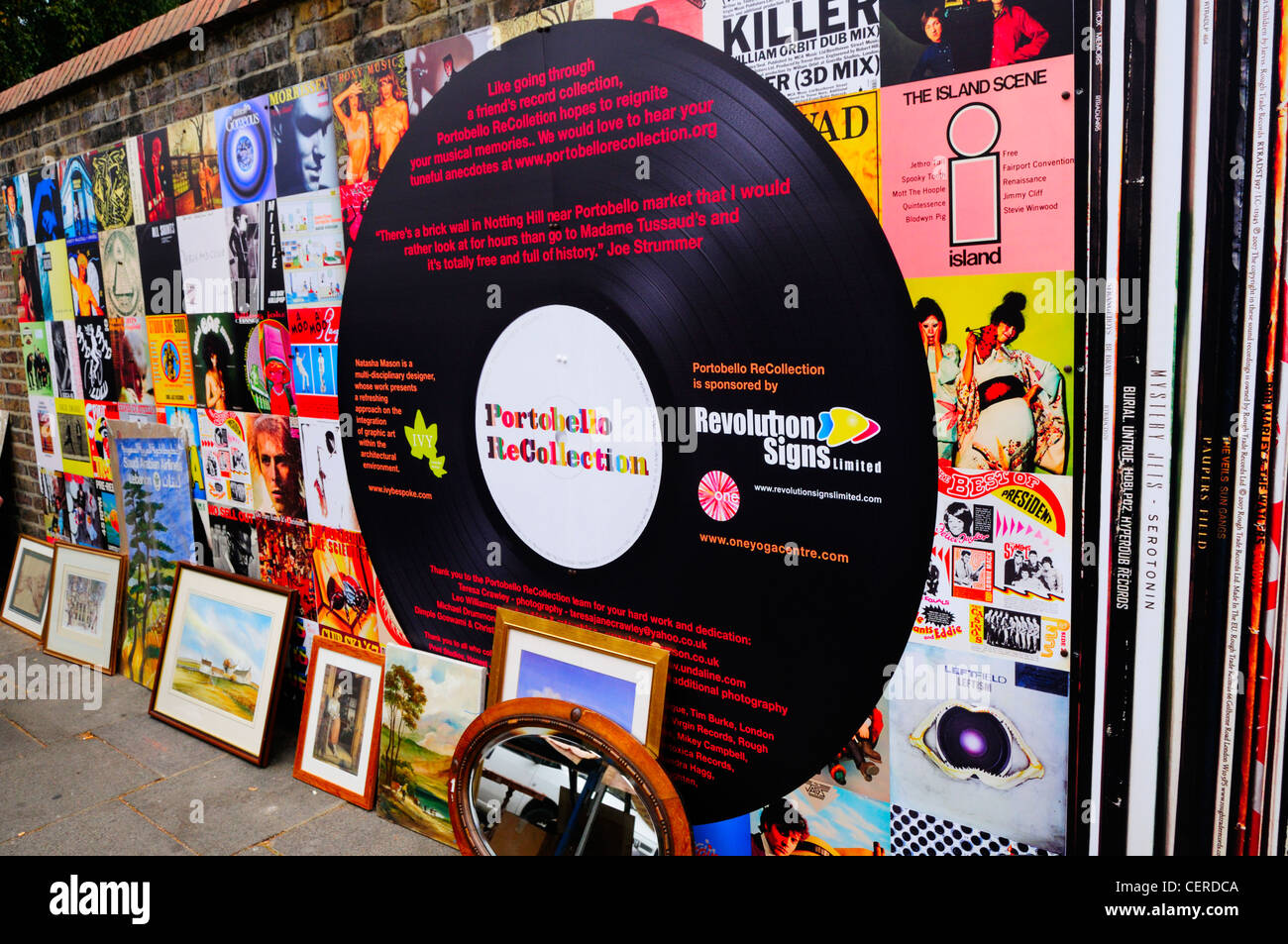 Portobello Erinnerung Wand dekoriert als klassische Vinyl Schallplatte deckt in Portobello Road. Stockfoto