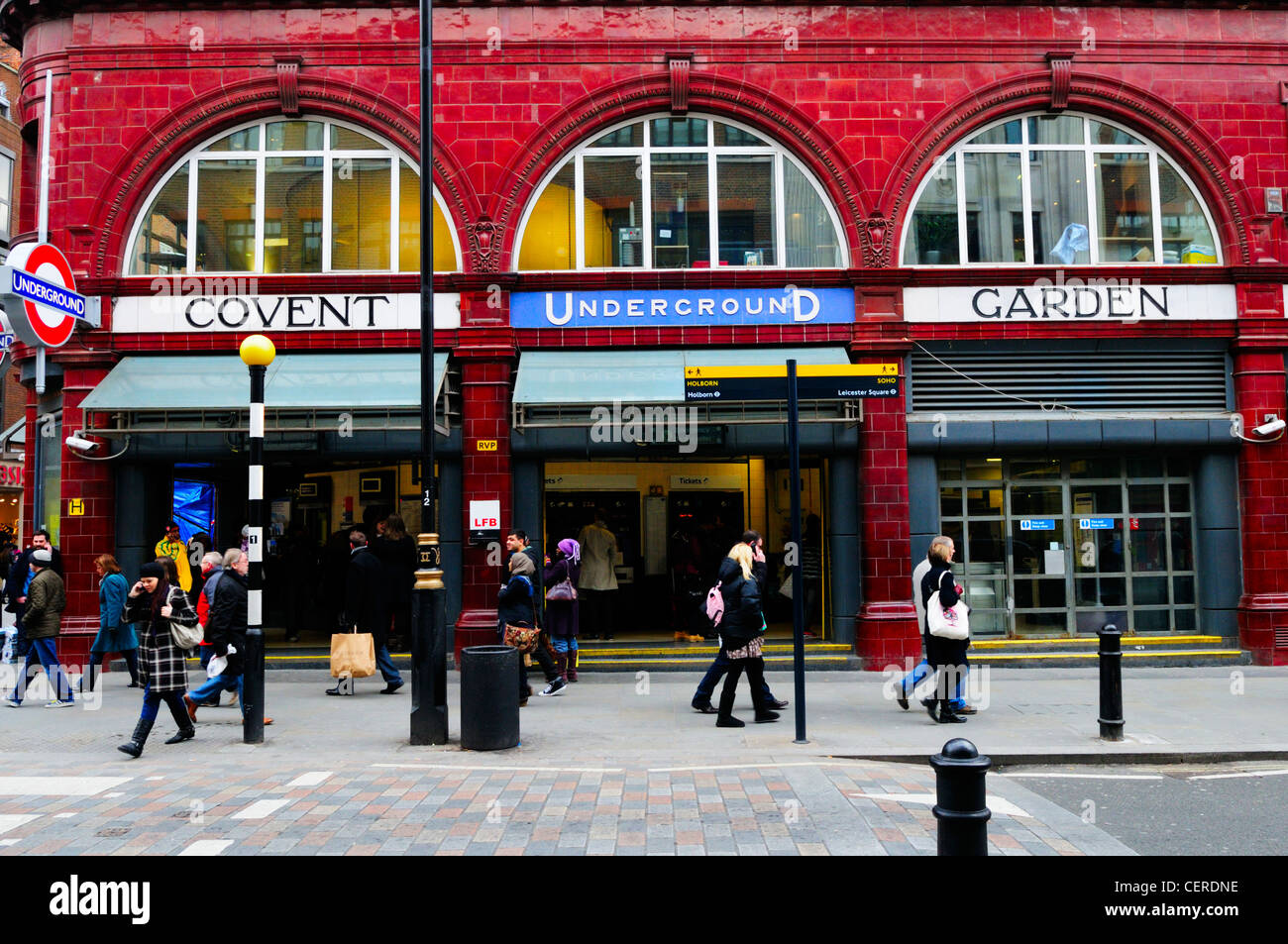 Passanten, die den Eingang zur U-Bahn-Station Covent Garden. Stockfoto