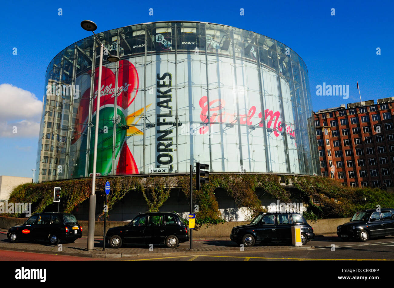 Schwarzen Londoner Taxis außerhalb der BFI IMAX-Kino, dem größten Bildschirm in Großbritannien, bei Waterloo. Stockfoto