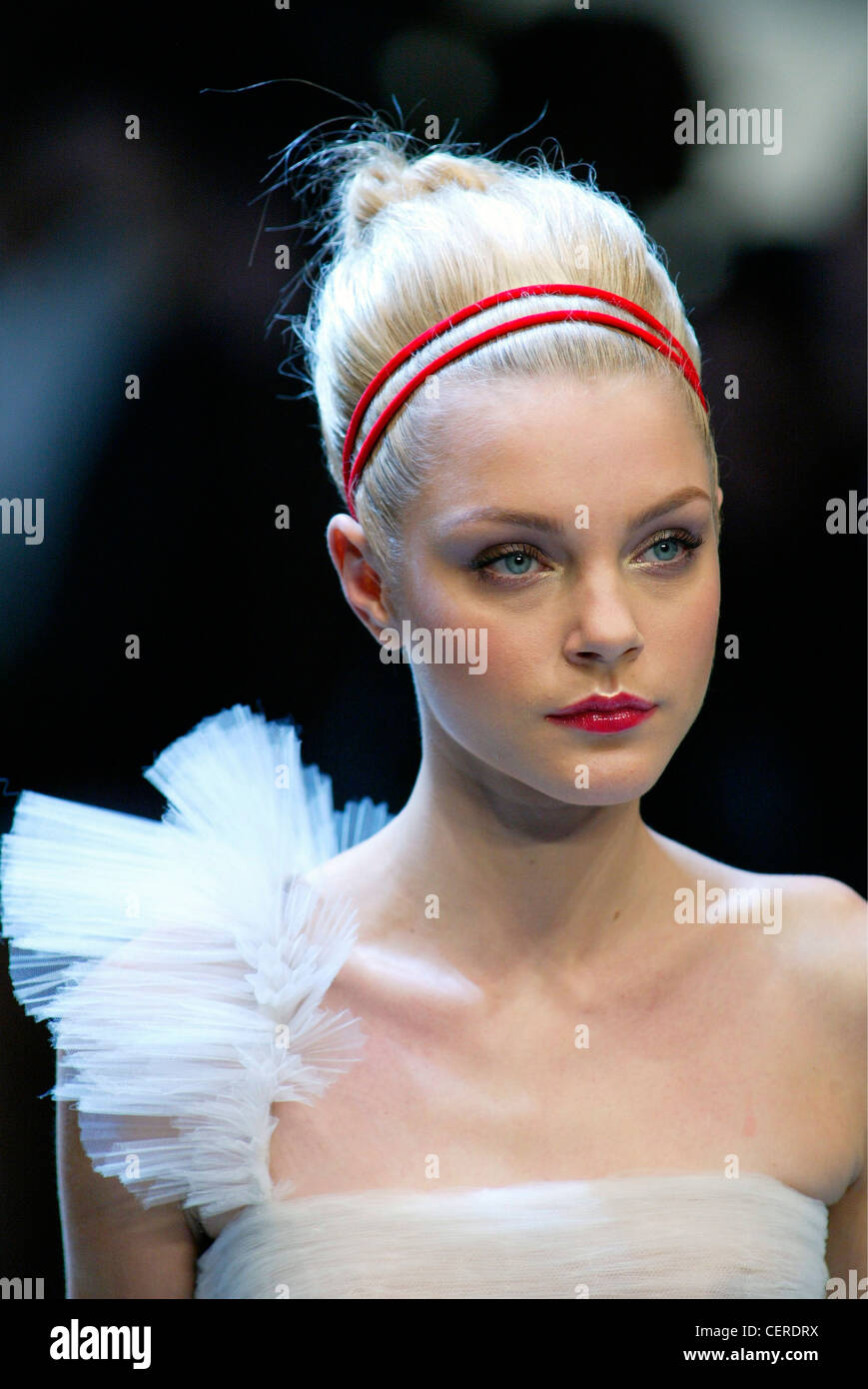 Valentino Paris bereit zu tragen Frühling Sommer Kopf und Schultern der amerikanische Model Jessica Stam Haar gefesselt accessorized rot Stockfoto