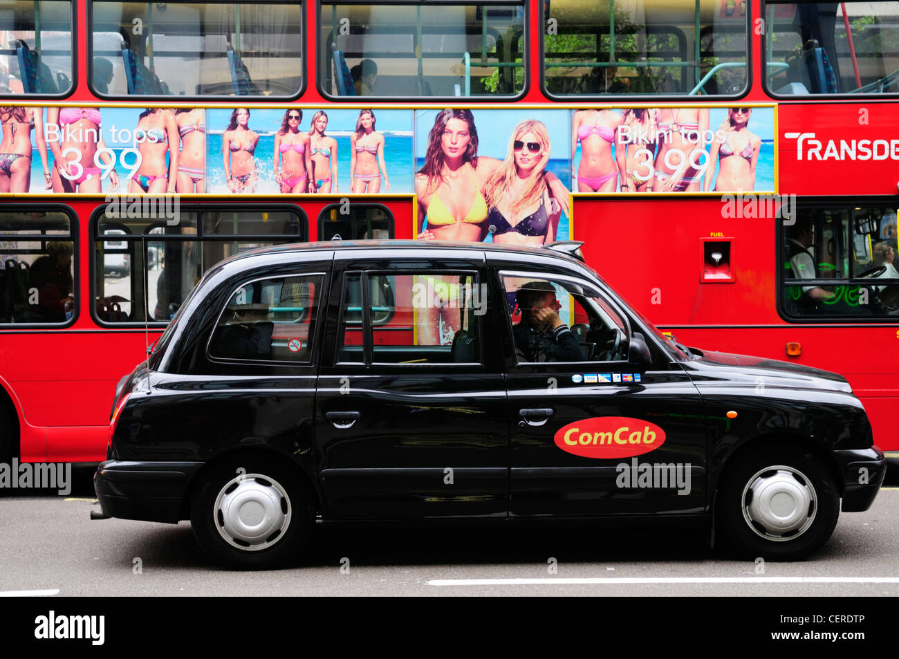 ComCab London Taxi und roten Doppeldecker-Bus in der Oxford Street. Stockfoto