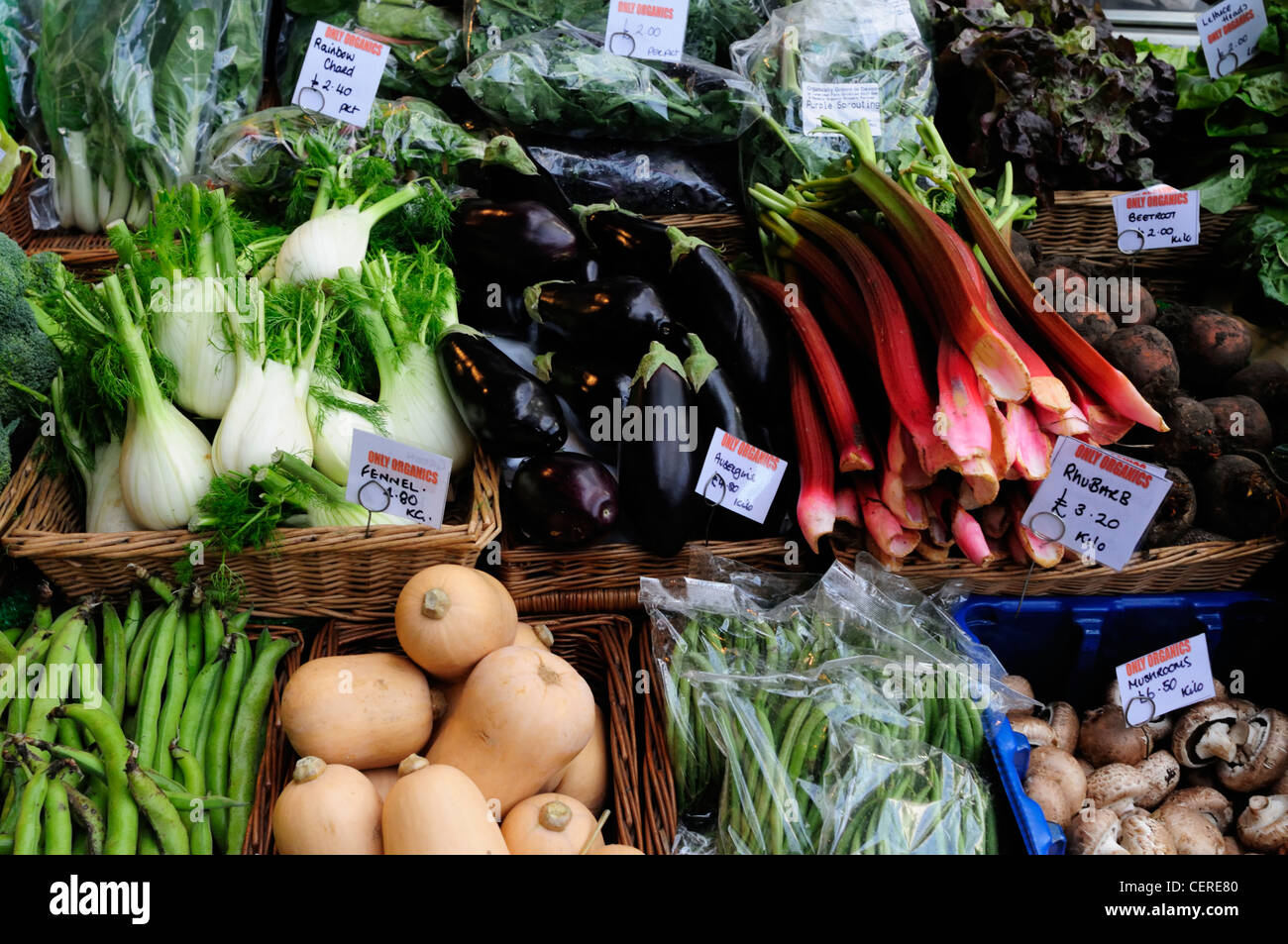 Bio-Obst und Gemüse für den Verkauf von einem Stall im Borough Market. Stockfoto
