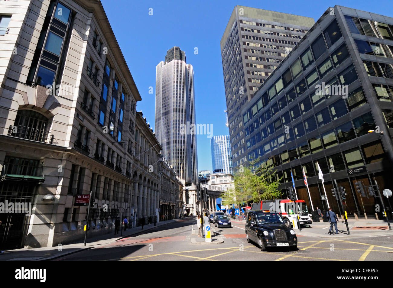 Ein schwarzes London Taxi in Bishopsgate Tower 42 im Hintergrund. Stockfoto