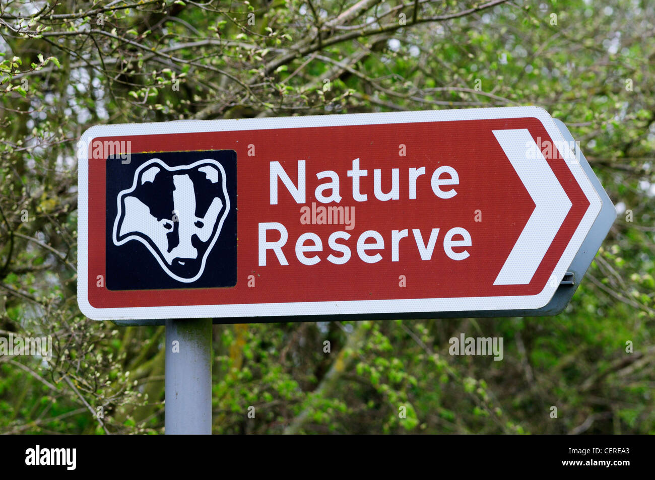 Schild weist uns den Weg zum Naturschutzgebiet bei Hayley Wood. Stockfoto