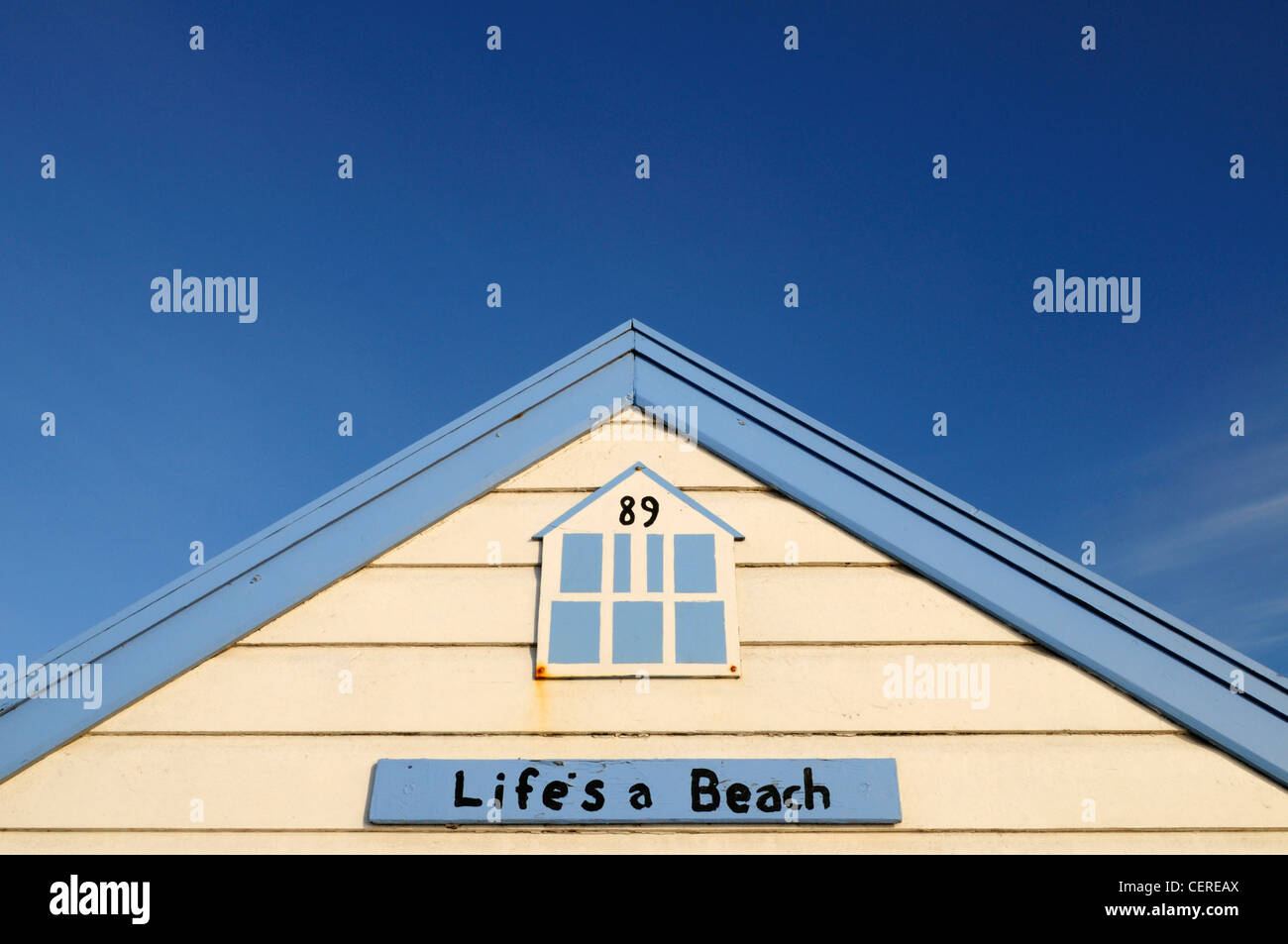 "Das Leben ist ein Strand" am oberen Rand eine Strandhütte angezeigt. Stockfoto