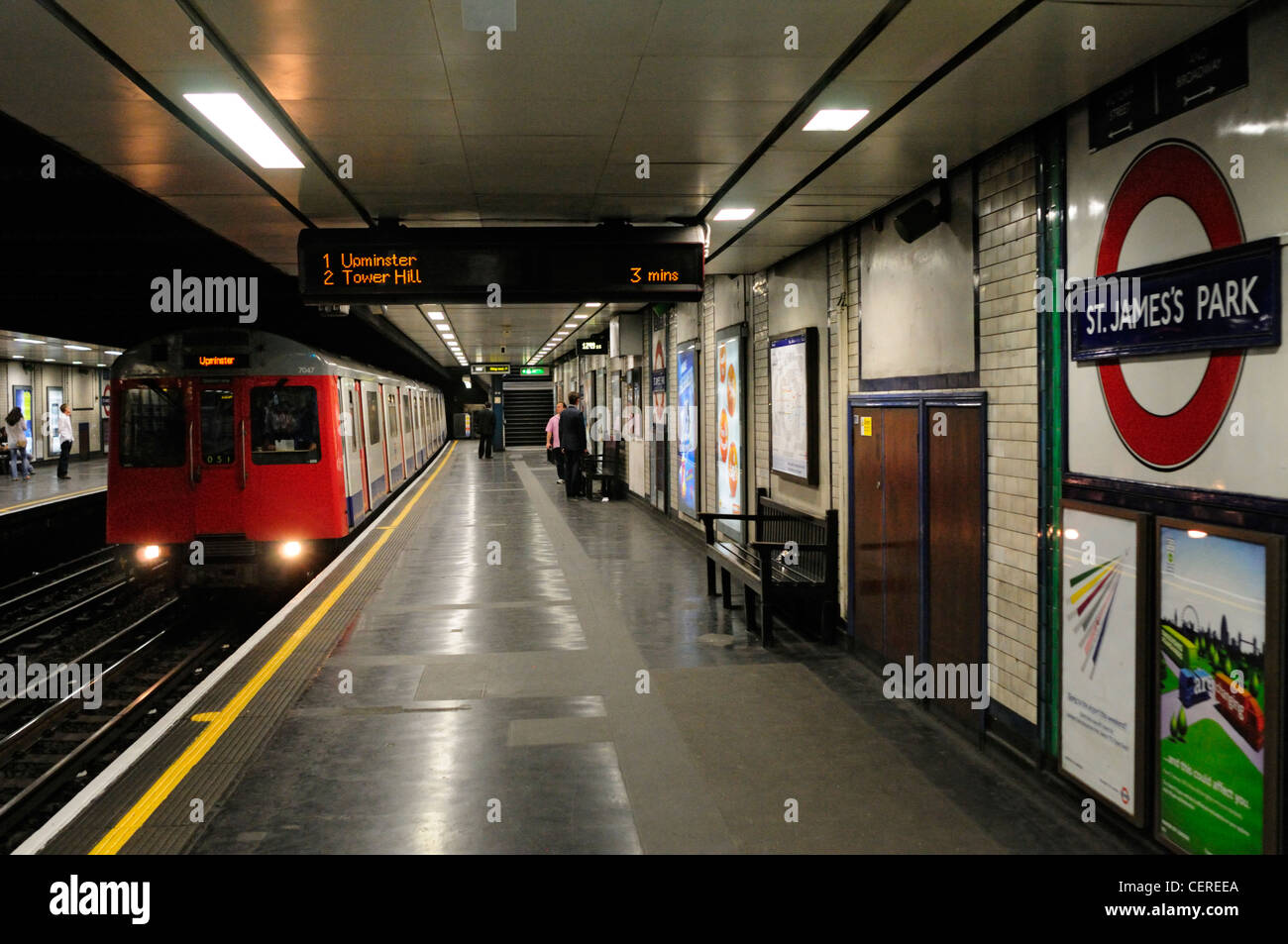 Ein District Line u-Bahn u-Bahnstation St James Park angekommen. Stockfoto