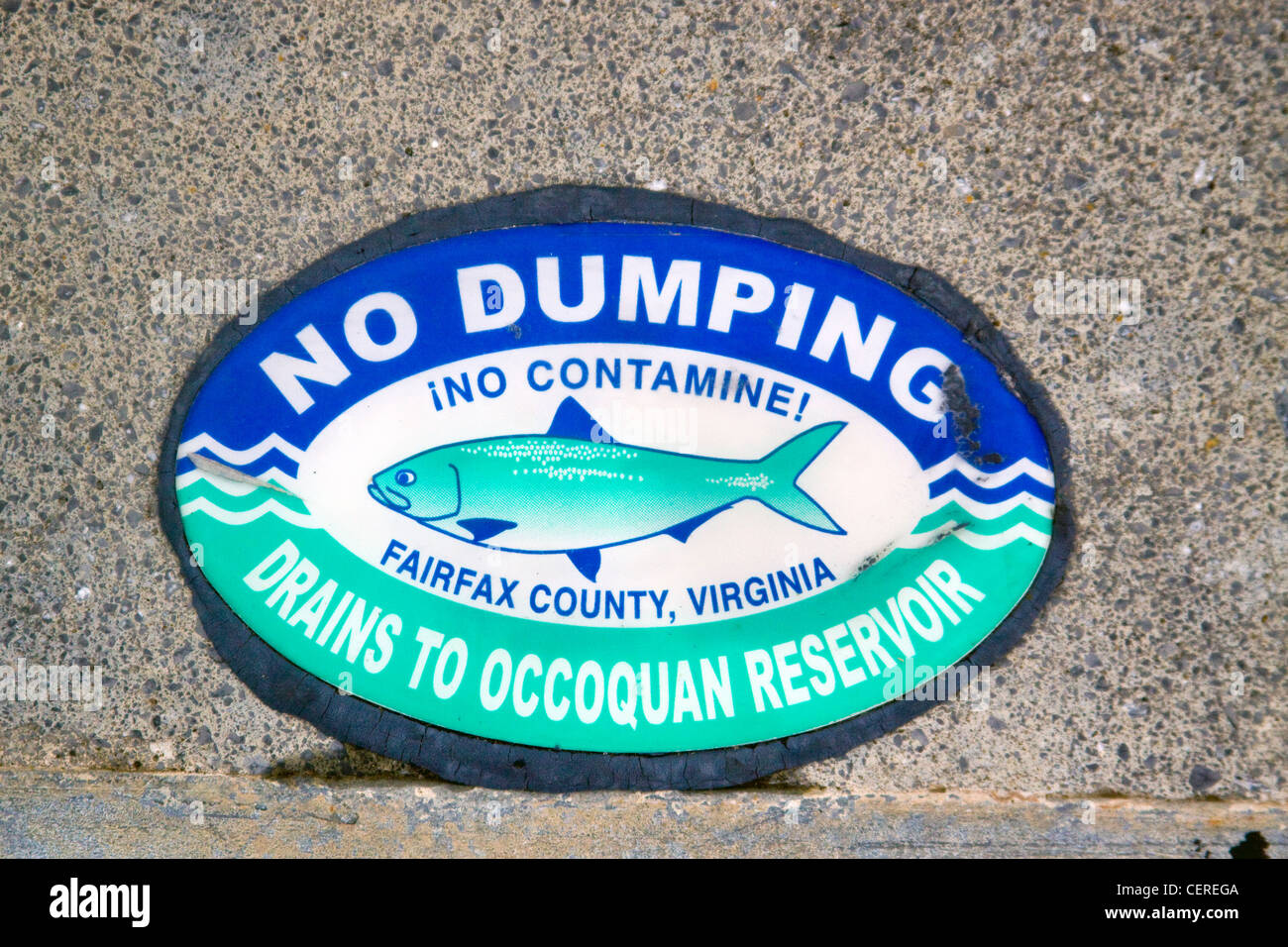 Fairfax County Virginia kein Dumping entwässert, Occoquan Reservor Schild oben ein Sturm Wasser Entwässerung Auffangbecken Einlaufbauwerk Stockfoto