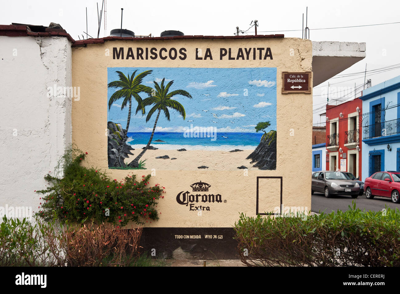 wunderschöne farbige Werbung Wandbild von tropischen Traumstrand handbemalt an Außenwand des Meeresfrüchte Restaurant Oaxaca Mexico Stockfoto