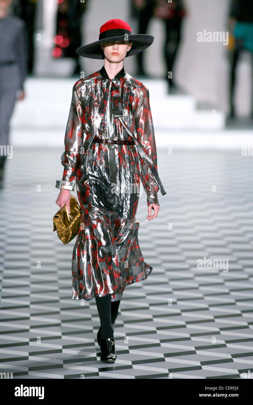 Modell Eva Helene tragen rote Wolle und schwarzen Filzhut breite Krempe und silbergrau kleiden roten print Krawatte am Hals und denke schwarz Stockfoto