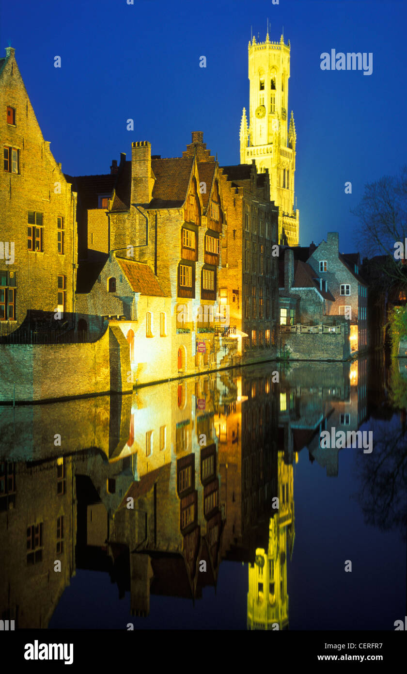 Glockenturm und Rozenhoedkaai, Brugge, Belgien Stockfoto