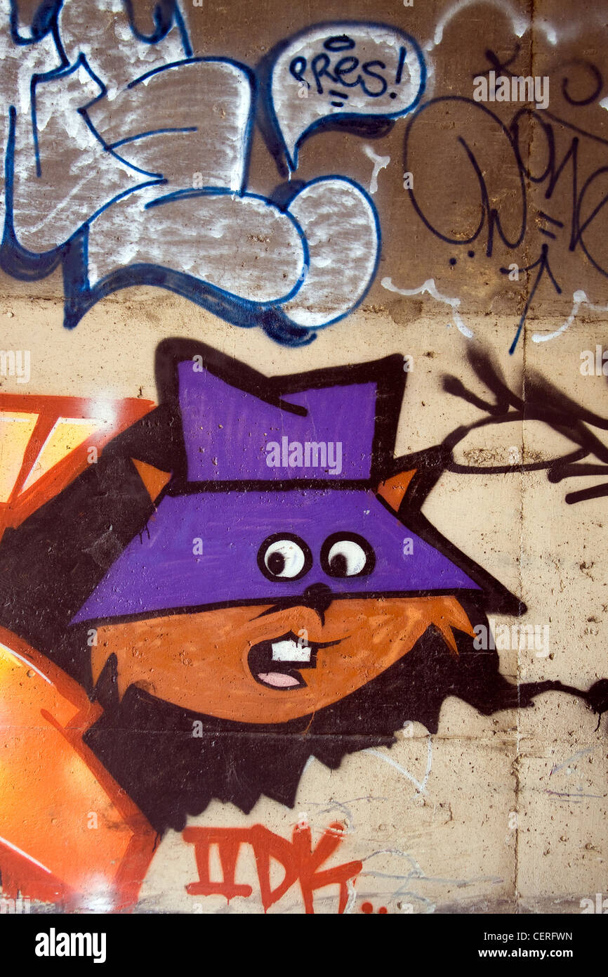 Graffiti-Cartoon-Kunst auf einer Konzert-Wand eine trashige verlassenen Straße Auto Straße Unterführung jetzt verwendet von Obdachlosen in Washington, D.C. Stockfoto